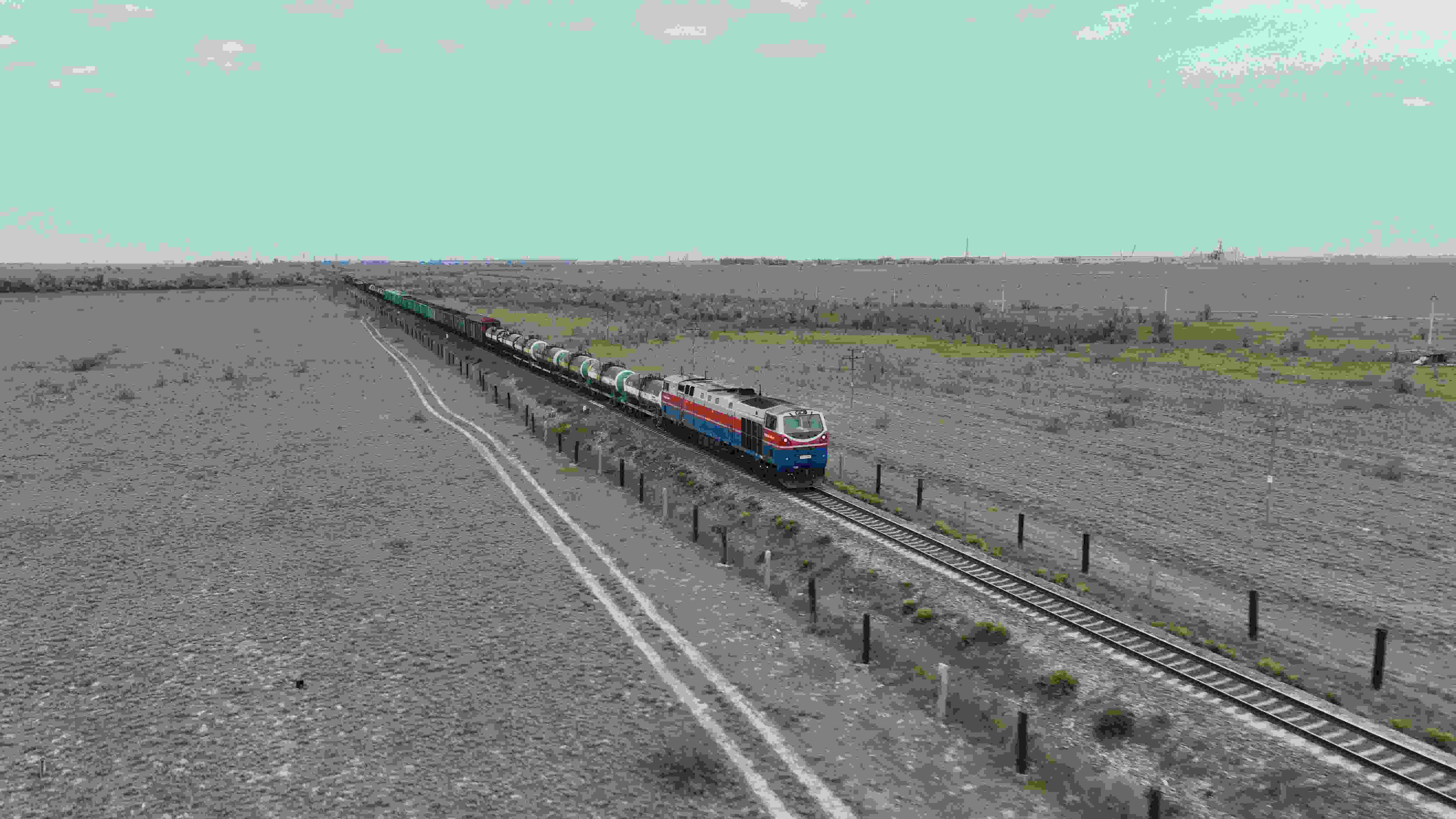 △ 2023年5月12日，在哈薩克斯坦阿拉木圖附近，貨運(yùn)列車馳騁于阿拉木圖與中國(guó)霍爾果斯間（無(wú)人機(jī)照片）。