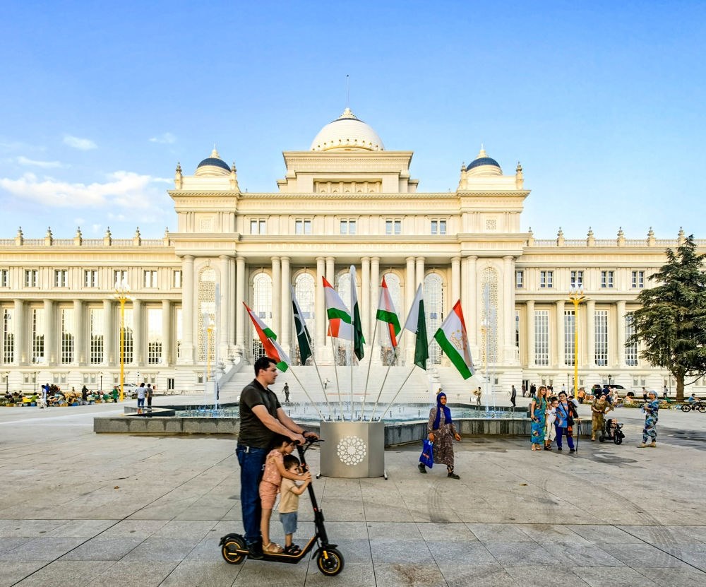 2024年7月1日，人們在塔吉克斯坦議會(huì)大樓前的廣場上休閑。