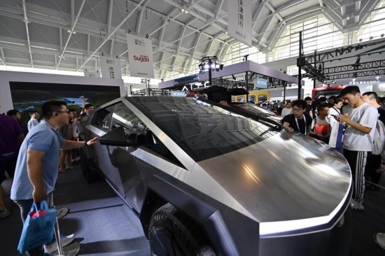 在天津舉行的2024世界智能產業(yè)博覽會上，觀眾在特斯拉展臺參觀（6月22日攝）。新華社記者 李然 攝