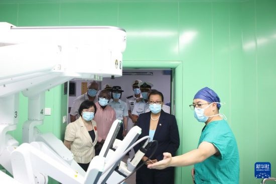 7月5日，塞舌爾衛(wèi)生部長(zhǎng)維多在中國(guó)海軍“和平方舟”號(hào)醫(yī)院船上參觀(guān)。新華社發(fā)（劉志磊 攝）