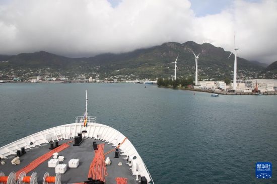 7月5日，中國(guó)海軍“和平方舟”號(hào)醫(yī)院船抵達(dá)塞舌爾維多利亞新港碼頭。新華社發(fā)（劉志磊 攝）