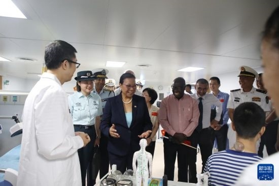 7月5日，塞舌爾衛(wèi)生部長(zhǎng)維多在中國(guó)海軍“和平方舟”號(hào)醫(yī)院船上參觀(guān)中醫(yī)診室。新華社發(fā)（劉志磊 攝）