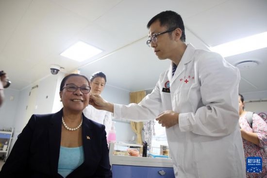 7月5日，塞舌爾衛(wèi)生部長(zhǎng)維多在中國(guó)海軍“和平方舟”號(hào)醫(yī)院船上體驗(yàn)中醫(yī)。新華社發(fā)（劉志磊 攝）