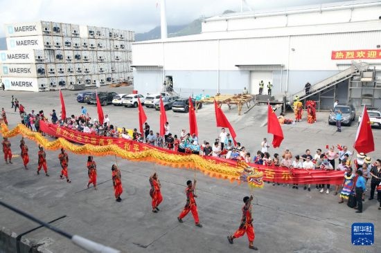 這是7月5日在塞舌爾維多利亞新港碼頭拍攝的歡迎儀式。新華社發(fā)（劉志磊 攝）