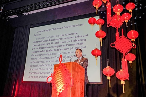 圖為郭方領(lǐng)事在致辭。（駐慕尼黑總領(lǐng)館提供）