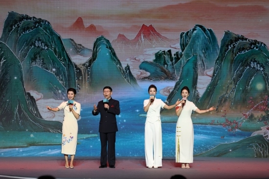 四位戲曲演員同臺(tái)獻(xiàn)唱。