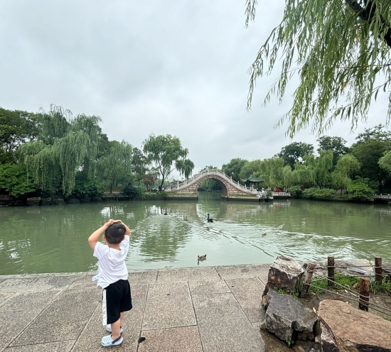 一位小朋友在二十四橋旁拍照。人民網(wǎng)記者 金慧慧攝