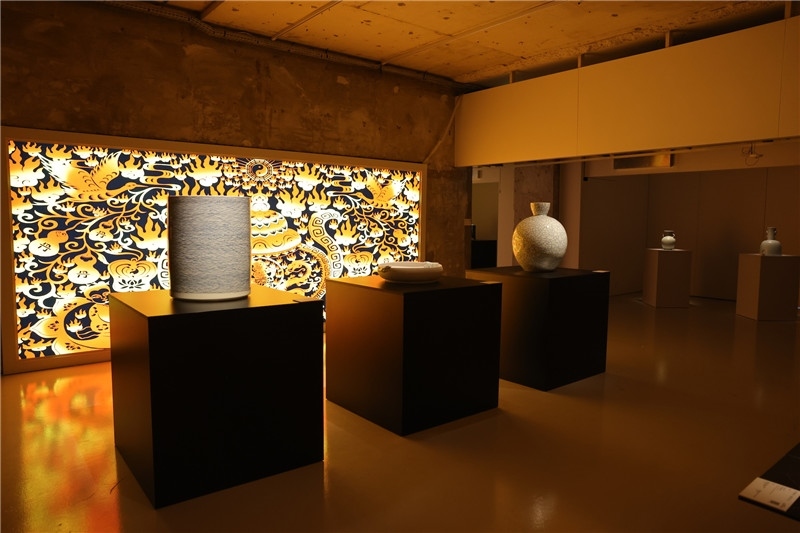《新生萬(wàn)物-中國(guó)非遺與當(dāng)代設(shè)計(jì)展》展廳。陽(yáng)光媒體集團(tuán)供圖