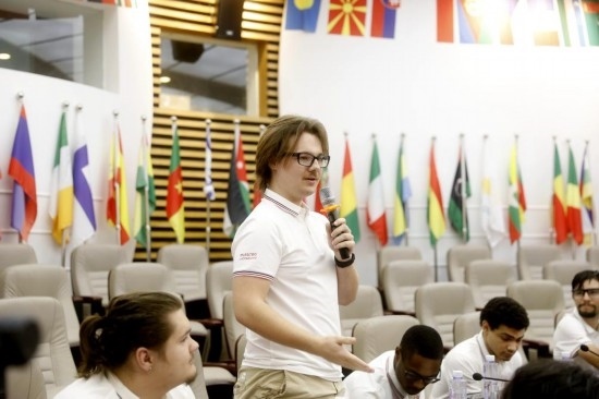 7月8日，美國(guó)中田納西州立大學(xué)大一學(xué)生雅克布·揚(yáng)在共譜華美和音交流營(yíng)上分享。新華社發(fā)