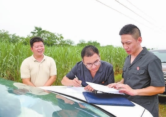 圖③：清塘后，執(zhí)行干警與某農(nóng)場(chǎng)負(fù)責(zé)人確認(rèn)魚(yú)塘交付情況。