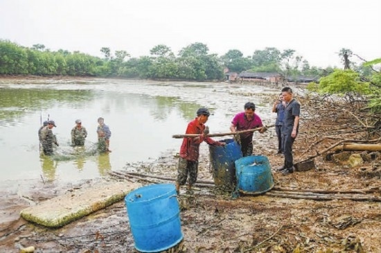 圖②：執(zhí)行干警督促凌某捕魚(yú)清塘。