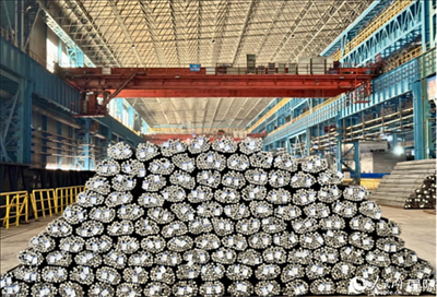 廠房?jī)?nèi)待運(yùn)輸?shù)耐ㄤ摦a(chǎn)品。人民網(wǎng) 謝瑩攝