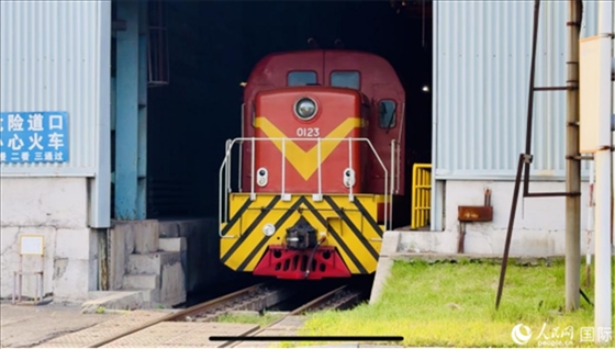 通鋼產(chǎn)品通過(guò)鐵路運(yùn)輸出場(chǎng)。人民網(wǎng) 謝瑩攝