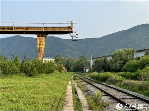 通鋼產(chǎn)品通過(guò)鐵路運(yùn)輸出場(chǎng)。人民網(wǎng) 謝瑩攝