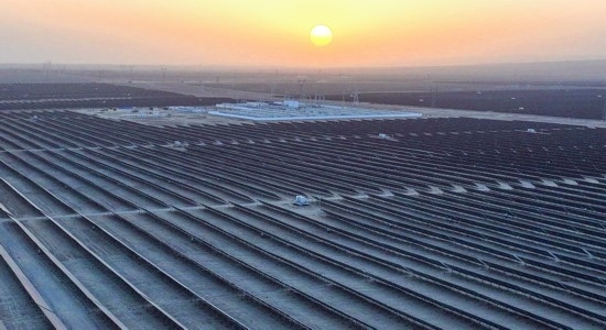 2023年11月13日拍攝的中國石油塔里木油田伽師縣60萬千瓦光伏發(fā)電項目（無人機照片）。新華社發(fā)（陳士兵攝）