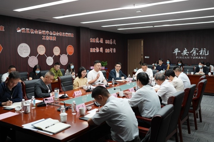 由浙江省信訪局和相關部門負責人組成的下訪團在杭州市余杭區(qū)社會治理中心接待來訪群眾。新華社記者 翁忻旸 攝