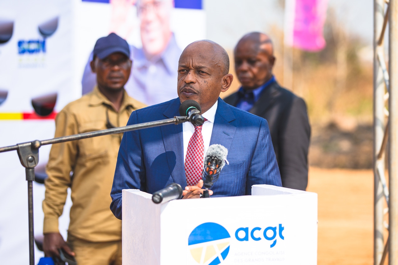 剛果（金）國(guó)務(wù)部長(zhǎng)兼基礎(chǔ)設(shè)施和公共工程部長(zhǎng)穆武尼在開工儀式上致辭。中鐵資源集團(tuán)供圖