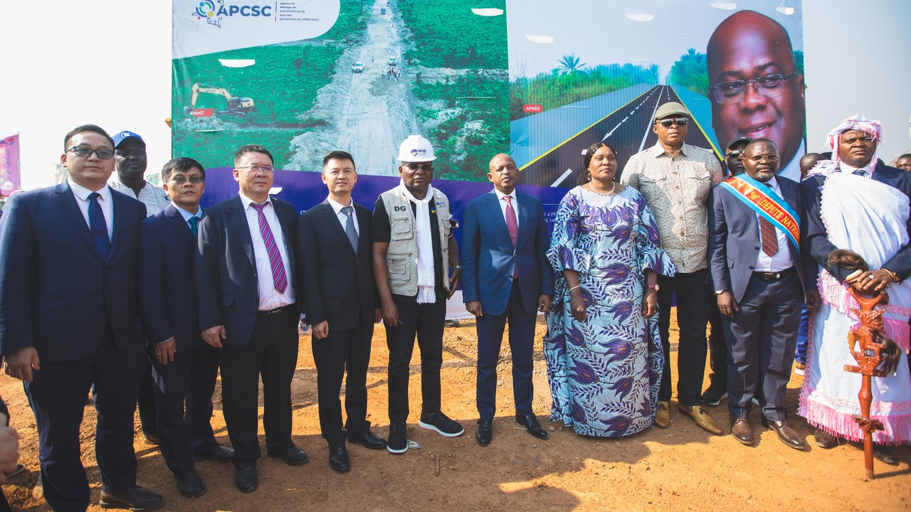 剛果（金）政府代表與中方企業(yè)代表出席開工儀式。中鐵資源集團(tuán)供圖