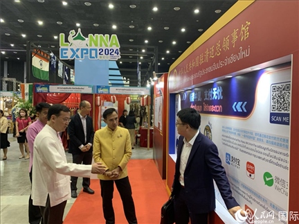 7月9日，中國駐清邁總領(lǐng)事陳海平與清邁副府尹威拉蓬等共同參觀以“暢游中國、支付無憂”為主題的中國展位。人民網(wǎng)記者章念生攝