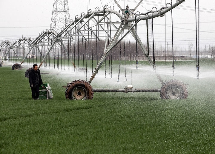 2024年3月18日，在河南省焦作市博愛縣孝敬鎮(zhèn)東原莊村瑞輝家庭農(nóng)場，村民使用全自動指針式噴灌機進行澆灌作業(yè)。新華社發(fā)（程全攝）