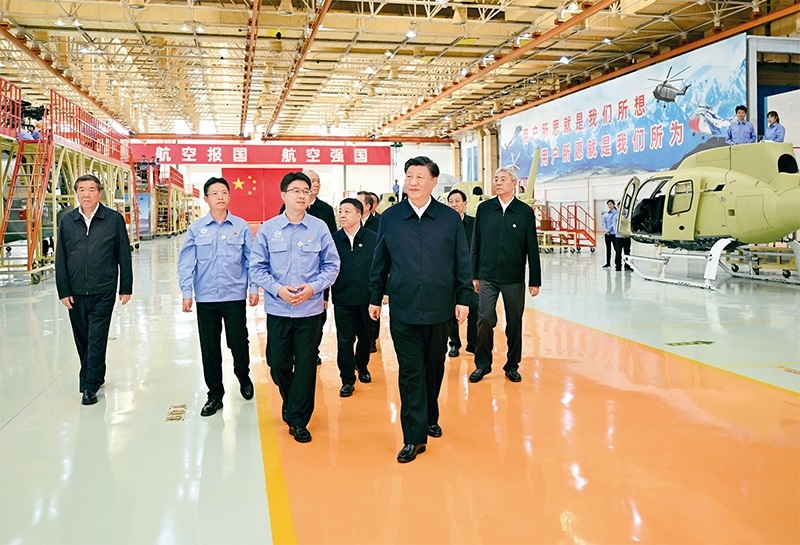 2023年10月10日至13日，中共中央總書記、國(guó)家主席、中央軍委主席習(xí)近平在江西考察。這是11日上午，習(xí)近平在景德鎮(zhèn)市昌河飛機(jī)工業(yè)（集團(tuán)）有限公司考察。 新華社記者 燕雁/攝