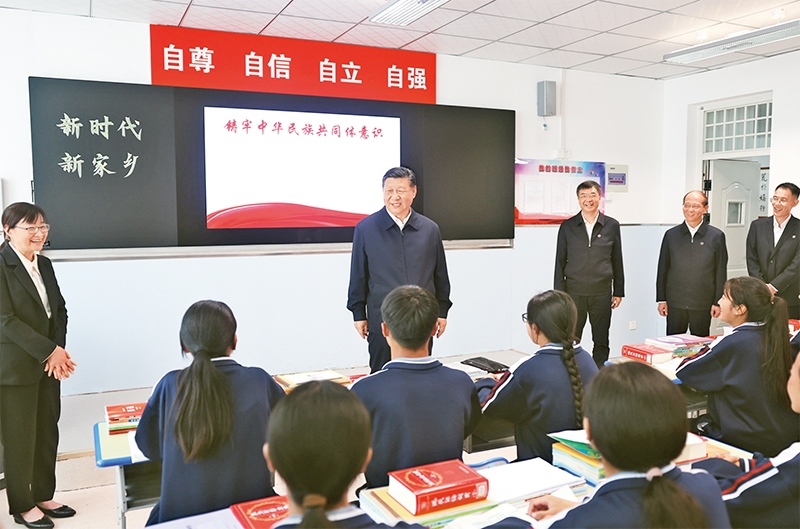 2024年6月18日至19日，中共中央總書記、國(guó)家主席、中央軍委主席習(xí)近平在青海考察。這是18日下午，習(xí)近平在果洛西寧民族中學(xué)高一（1）班觀摩“新時(shí)代、新家鄉(xiāng)”主題思政課。 新華社記者 鞠鵬/攝