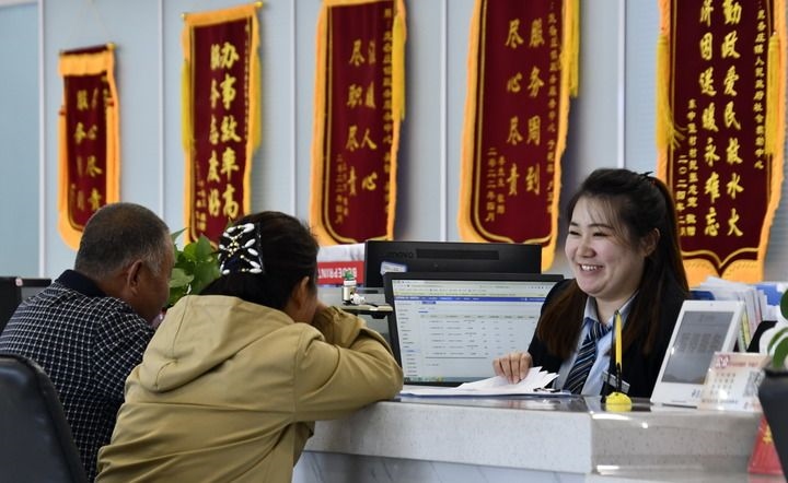 2024年3月25日，北京市大興區(qū)龐各莊鎮(zhèn)政務(wù)服務(wù)中心的工作人員耐心為群眾解答問題。大興區(qū)龐各莊鎮(zhèn)政務(wù)服務(wù)中心用“最多跑一次”的工作理念為企業(yè)和群眾提供了便利化、精準化、個性化的衍生服務(wù)。新華社記者 李欣 攝