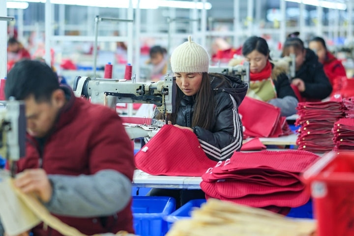 2024年1月18日，社區(qū)居民在紅安社區(qū)的鄉(xiāng)村振興就業(yè)車間工作。紅安社區(qū)是由易地搬遷安置區(qū)單獨成立的新社區(qū)，位于湖南省湘西土家族苗族自治州鳳凰縣禾庫鎮(zhèn)。新華社記者 張鋮 攝