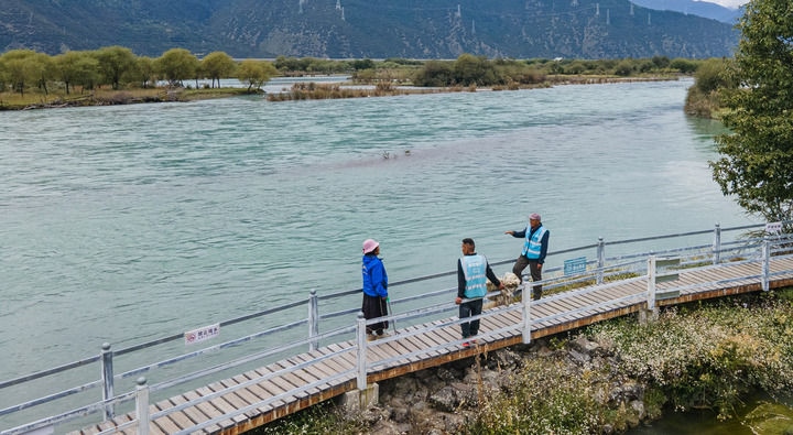 西藏雅尼國家濕地公園管護員在巡護途中小憩（無人機照片，2023年9月8日攝）。新華社記者 丁增尼達 攝