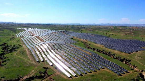 紅寺堡區(qū)發(fā)展光伏產(chǎn)業(yè)。新華社發(fā)（康國慶 攝）