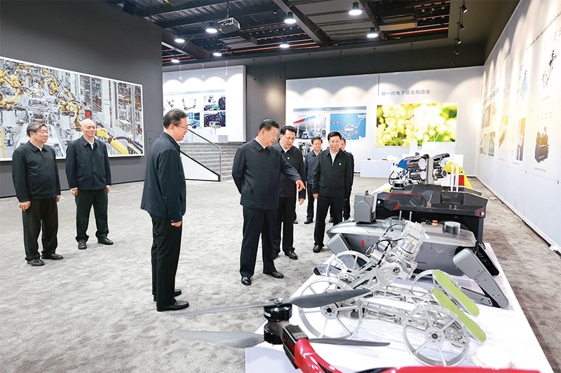 2024年4月22日至24日，中共中央總書記、國(guó)家主席、中央軍委主席習(xí)近平在重慶考察。這是22日下午，習(xí)近平參觀重慶科技創(chuàng)新和產(chǎn)業(yè)發(fā)展成果展示。 新華社記者 王曄/攝