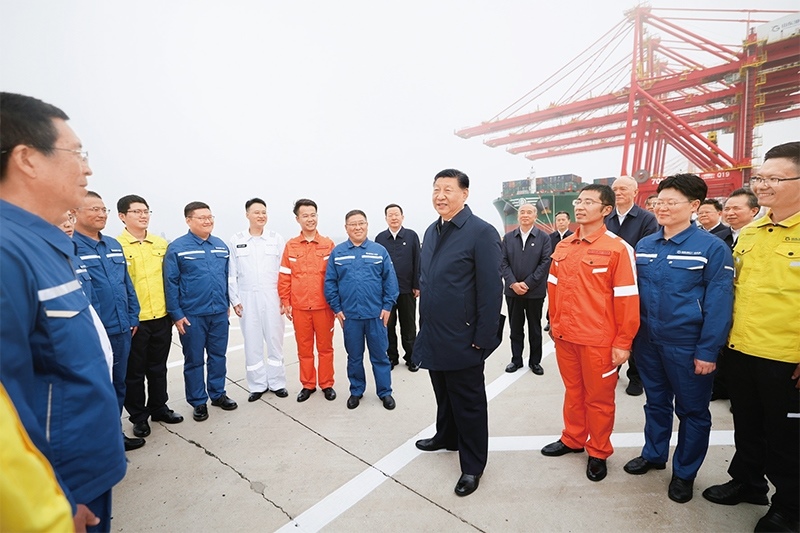 2024年5月22日至24日，中共中央總書記、國(guó)家主席、中央軍委主席習(xí)近平在山東考察。這是22日下午，習(xí)近平在日照港親切慰問港口科技工作者、運(yùn)營(yíng)人員、航運(yùn)人員。 新華社記者 鞠鵬/攝