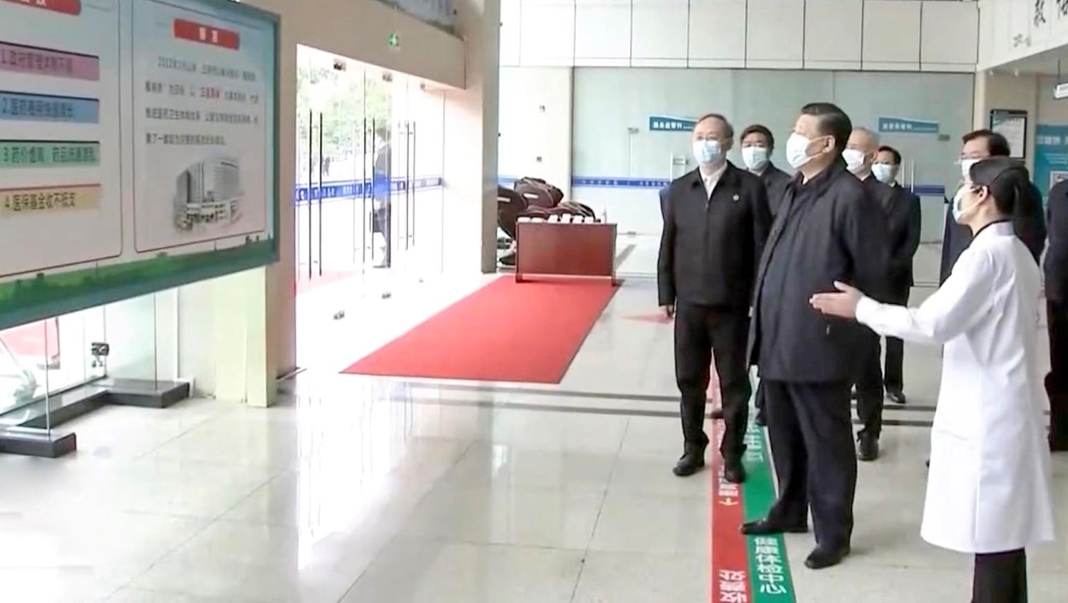 △2021年3月23日，習近平總書記在福建三明沙縣總醫(yī)院住院樓一層大廳，聽取醫(yī)改情況介紹。