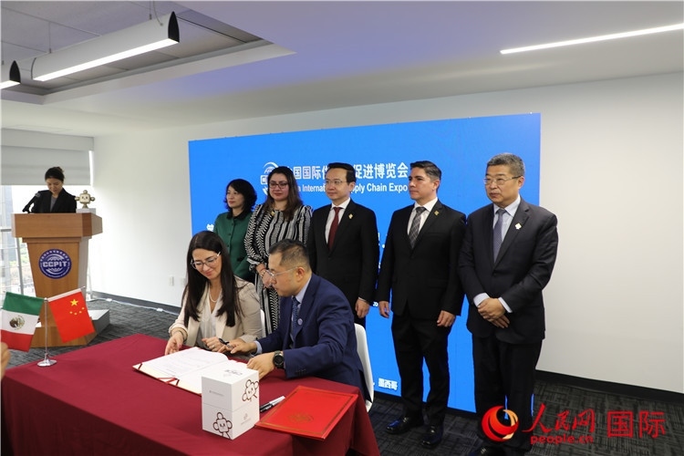 與會嘉賓簽署關(guān)于共同促進墨西哥企業(yè)參加第二屆鏈博會合作備忘錄。人民網(wǎng) 埃內(nèi)斯托·多明戈斯攝