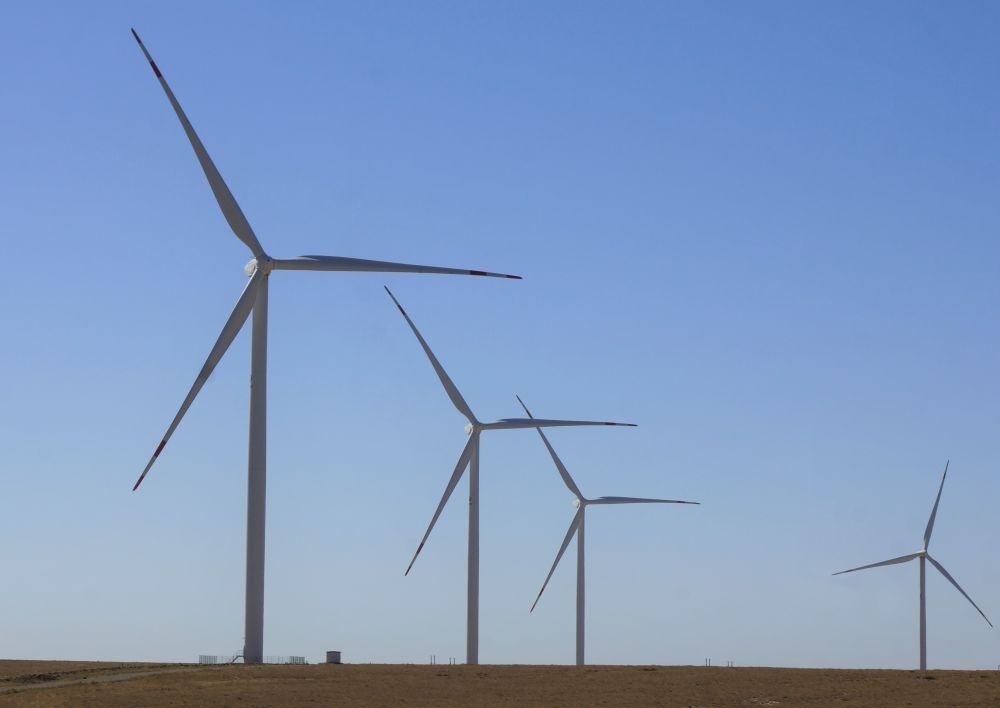 這是中哈合作的哈薩克斯坦札納塔斯100兆瓦風(fēng)電項(xiàng)目（2022年9月13日攝）。新華社發(fā)（德米特里·瓦西連科 攝）