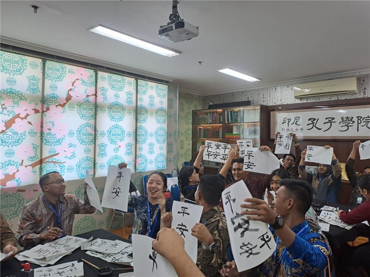 警察學(xué)員們展示書法學(xué)習(xí)成果?；顒又鬓k方供圖