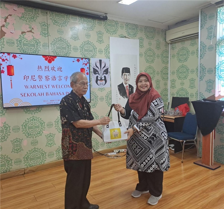 拉哈尤·蘇珊蒂與穆尼交換禮品?；顒又鬓k方供圖