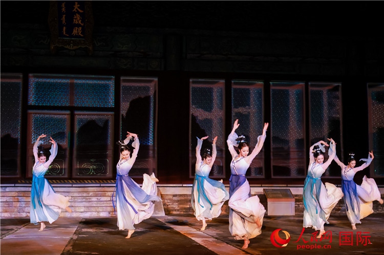 “光影北京——2024世界燈光師大會”開幕式當(dāng)晚的燈光秀表演。人民網(wǎng)記者 趙益普攝