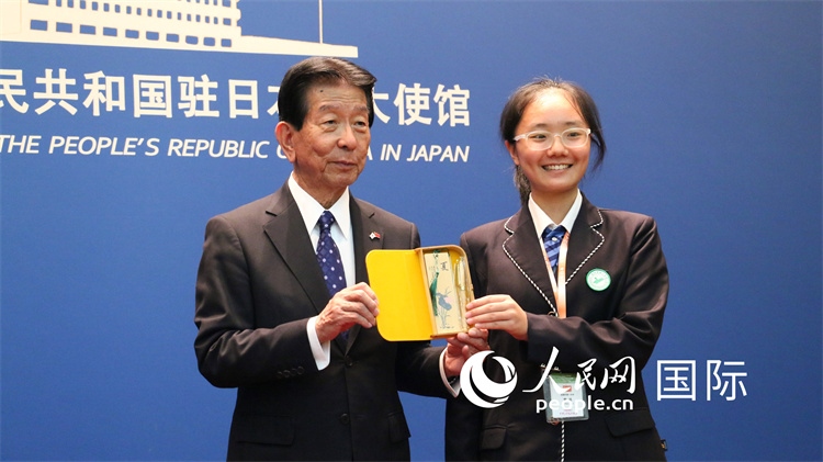 中國小大使向日本永旺1%俱樂部理事長森美樹贈送當(dāng)?shù)靥厣Y品。人民網(wǎng) 許可攝