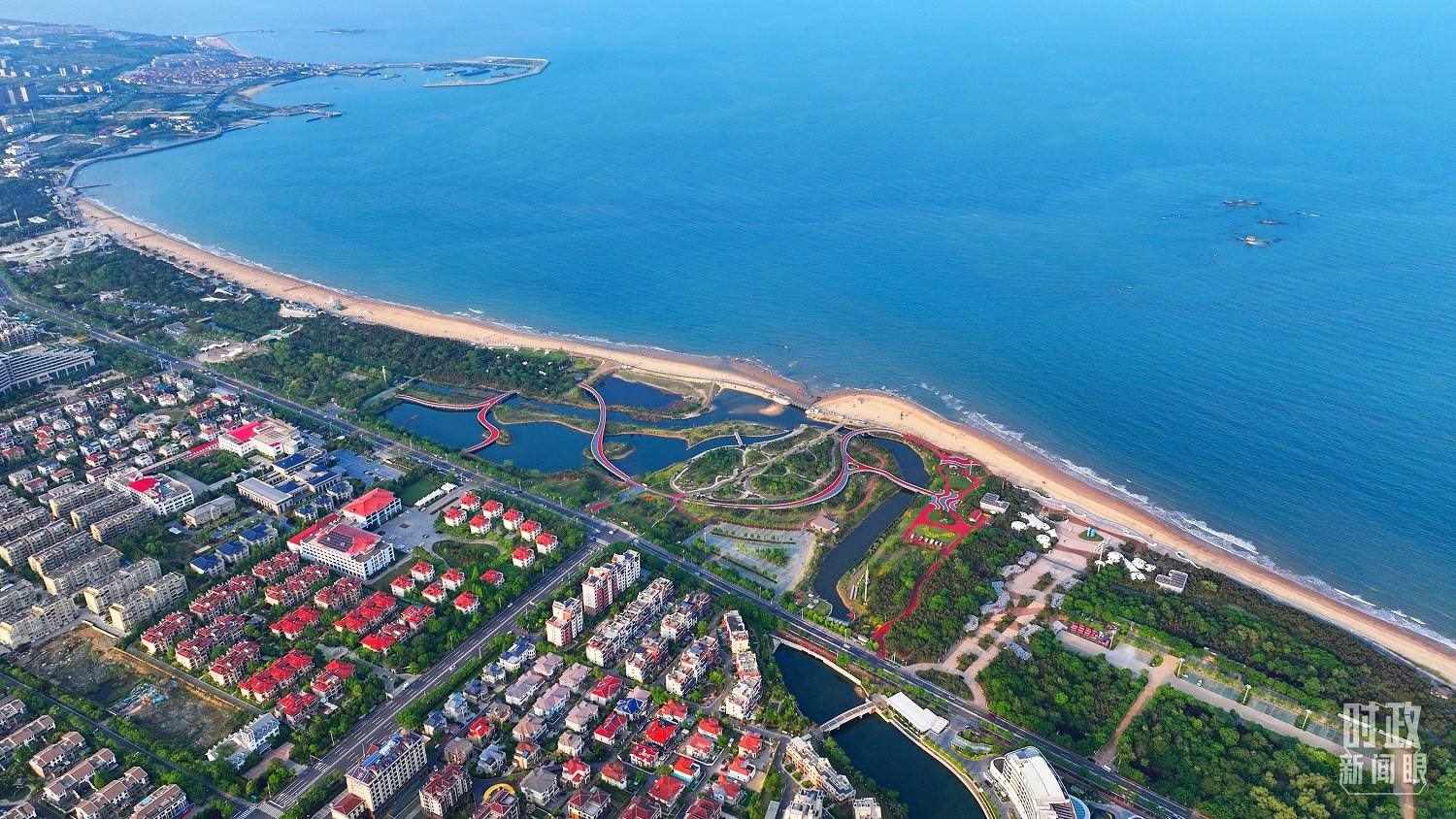 △日照市陽光海岸綠道。近年來，日照市對沿海裸露場地及岸線破損處進(jìn)行生態(tài)修復(fù)，建成約28公里的陽光海岸綠道，為市民和游客提供了運(yùn)動休閑好去處。（總臺央視記者范凱拍攝）