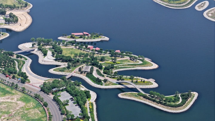 這是2024年6月28日拍攝的天津市濱海新區(qū)南灣公園一景（無人機照片）。新華社記者 李然 攝