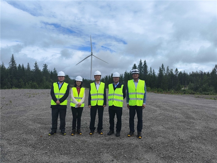 中國駐瑞典大使崔愛民（中）走訪中廣核歐能瑞典公司。中國駐瑞典大使館供圖