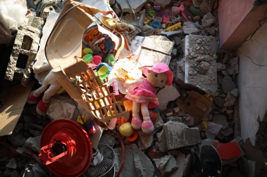 這是7月18日在加沙地帶中部努賽賴特難民營拍攝的遭到以軍襲擊的建筑廢墟。新華社發(fā)（馬爾萬·達(dá)烏德攝）