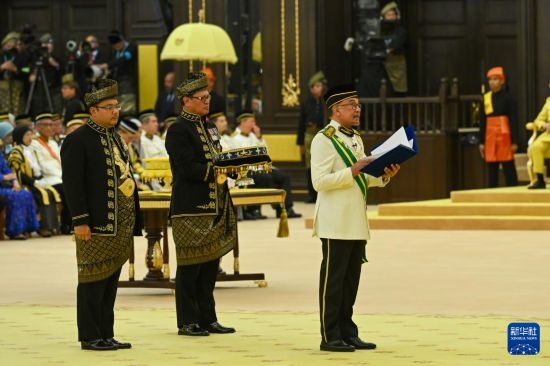 7月20日，馬來(lái)西亞總理安瓦爾（右）在吉隆坡出席最高元首登基儀式。新華社發(fā)（馬來(lái)西亞新聞局供圖）