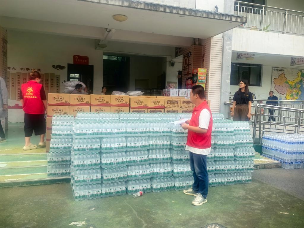 圖為愛心人士向鳳縣河口鎮(zhèn)中心小學捐贈的物資。新華社記者 劉彤 攝