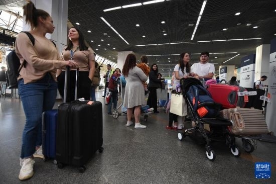 7月19日，受影響航班的旅客在巴西首都巴西利亞機場等待。新華社發(fā)（盧西奧·塔沃拉 攝）