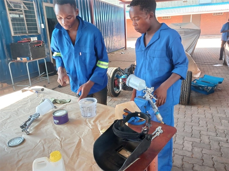 南非學(xué)生認(rèn)真改造“老爺車”。索尚古夫技術(shù)高中供圖