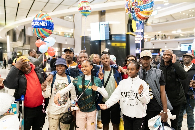 家長們熱情歡迎從中國歸來的學(xué)生。希拉茲·莫林?jǐn)z