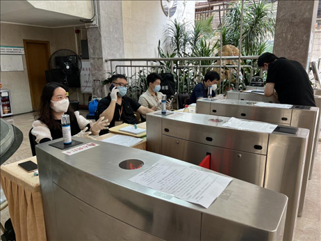 廣州市越秀區(qū)教育局現(xiàn)場審核返區(qū)生辦理材料，采用“提前網(wǎng)上預(yù)約、現(xiàn)場分批辦理”的方式進行。廣州市越秀區(qū)教育局供圖