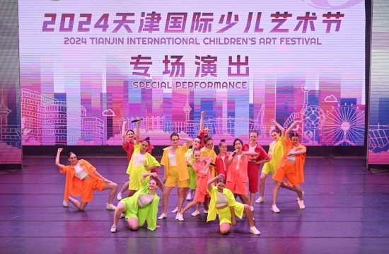 7月22日，來(lái)自俄羅斯的舞蹈團(tuán)演員在藝術(shù)節(jié)上展演。新華社記者 趙子碩 攝